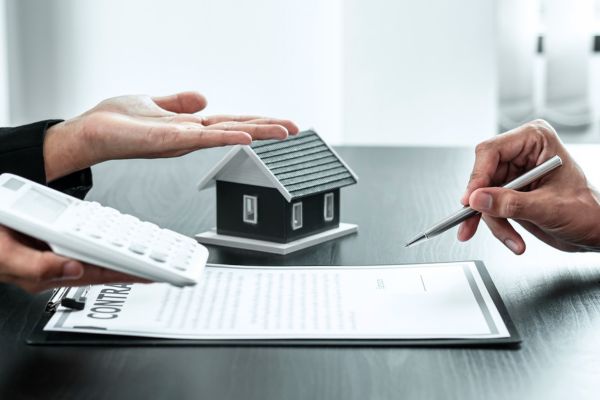 Client agreeing on the price of the house