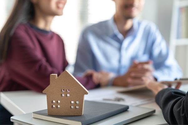 Couple negotiating closing costs to sell a house