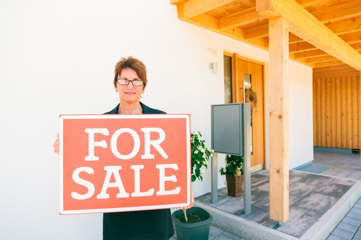 Smiling woman ready to sell a house