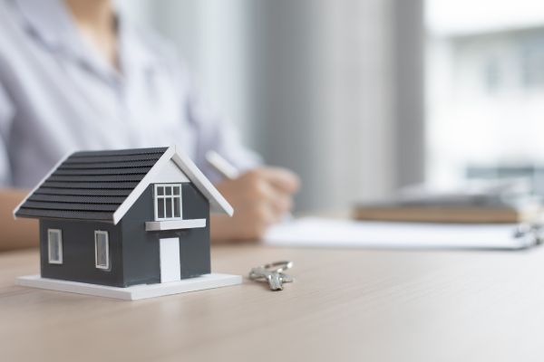 Woman selling home despite existing mortgage