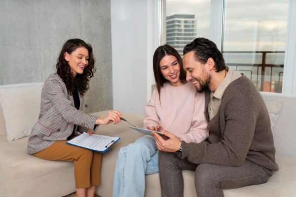 Homebuyer giving advice to the homeowner about selling their house